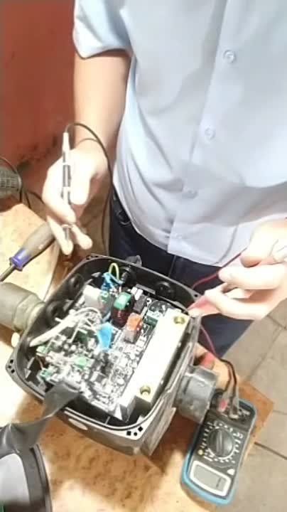 Евгений Морозов: Сегодня у меня был первый опыт съемки сэлфи-видео прямо с места событий) Это я о ситуации с задвижкой в микрорайоне "Молодежный"