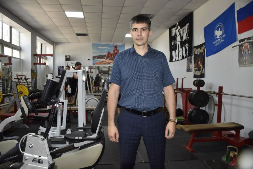 Тренажерный зал луганского стадиона «Авангард» получил несколько десятков современных тренажерных комплексов и спортивный инвентарь в рамках сотрудничества Министерства спорта ЛНР с Департаментом спорта города Москвы