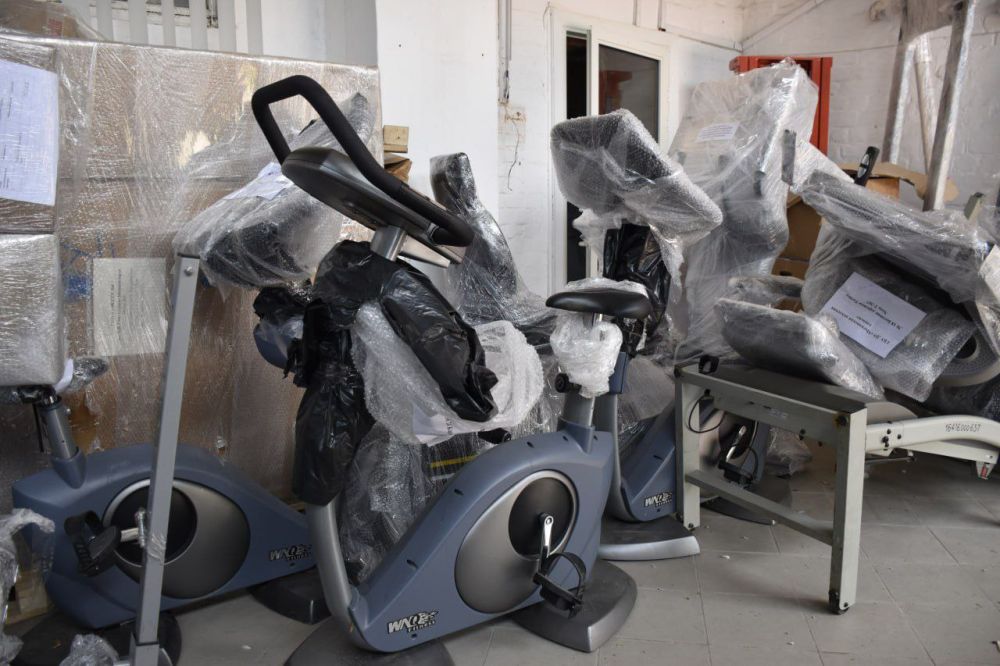 Тренажерный зал луганского стадиона «Авангард» получил несколько десятков современных тренажерных комплексов и спортивный инвентарь в рамках сотрудничества Министерства спорта ЛНР с Департаментом спорта города Москвы