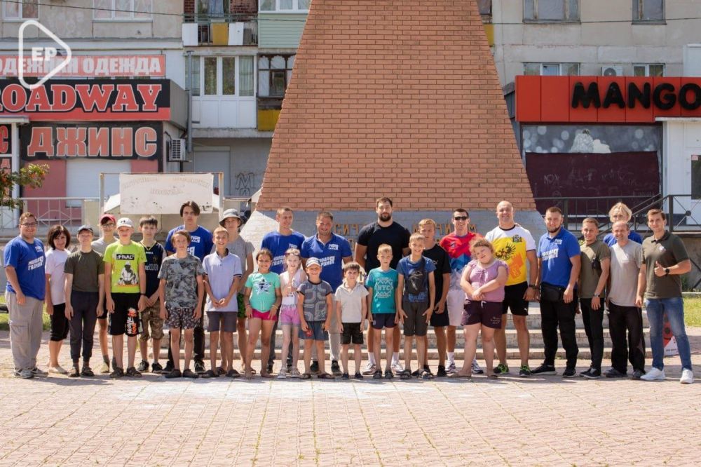 Единая Россия, МГЕР и фонд «Ридовка Помогает!» организовали мастер-класс по борьбе для жителей Лисичанска и Северодонецка