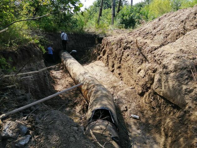 ЛНР. Новый участок магистрального водовода, питающего водой Кировск, Ирмино и Стаханов, ввели в эксплуатацию На объекте трудилось 20 специалистов. Рабочие заменили 6,5 километров аварийных труб в 2023 году