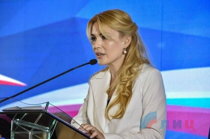 Партии "Единая Россия" по силам сделать ЛНР одним из лидирующих в развитии регионов РФ. Об этом в ходе конференции в Луганске заявила сенатор РФ от ЛНР, заместитель секретаря Генерального совета партии Дарья Лантратова