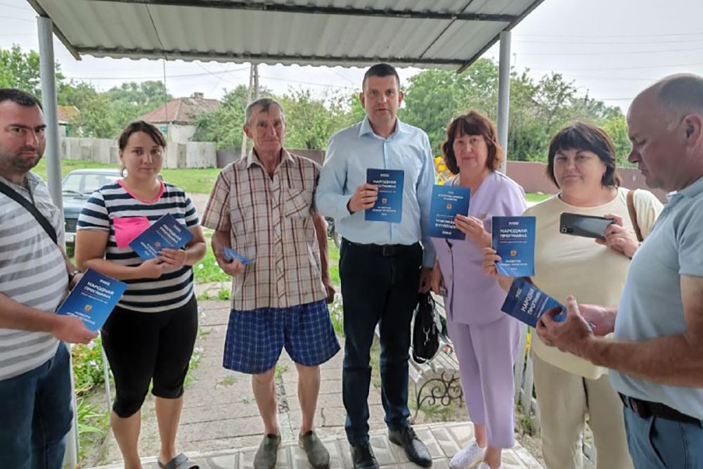 Активист партии «Единая Россия», директор филиала «Центр развития образования» ЛГПУ Сергей Цемкало встретился с медицинскими работниками ЛГМБ № 15 в п.Юбилейное