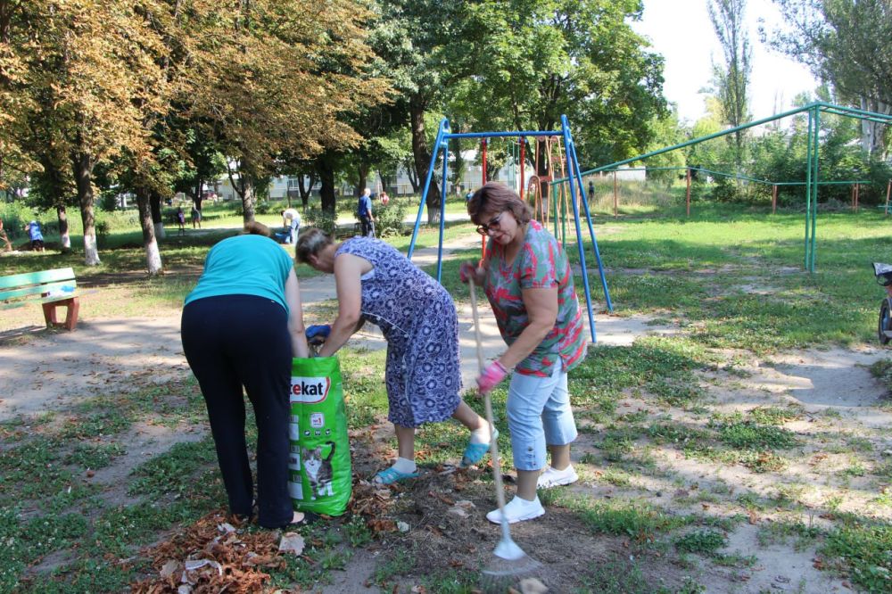 При содействии Секретаря Меловского местного отделения ВПП "ЕДИНАЯ РОССИЯ", исполняющего обязанности Главы Администрации Меловского района Савченко Олега Петровича, был проведён субботник
