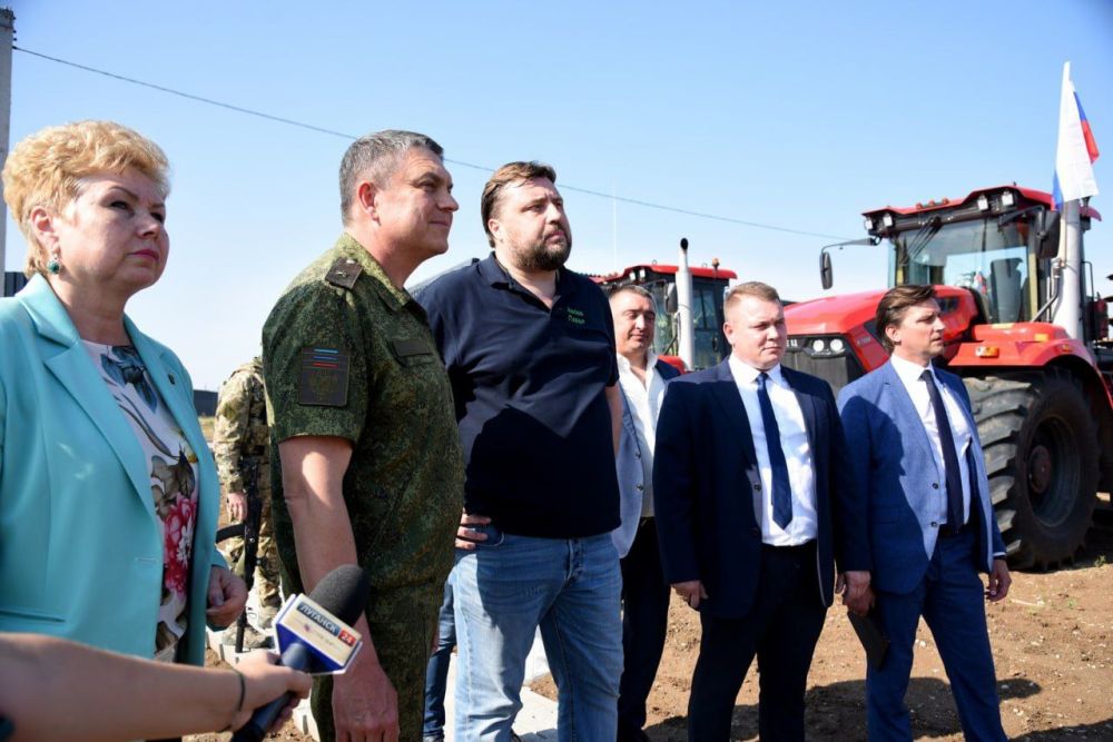 Ольга Бас: Совместно с Главой Республики Леонидом Пасечником посетили предприятие «Агросфера», которое получило новую сельскохозяйственную технику в лизинг от компании «Росагролизинг»