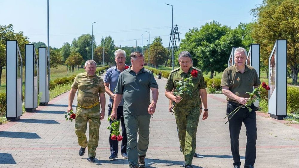Марат Хуснуллин посетил отремонтированную больницу и школу в Краснодоне ЛНР
