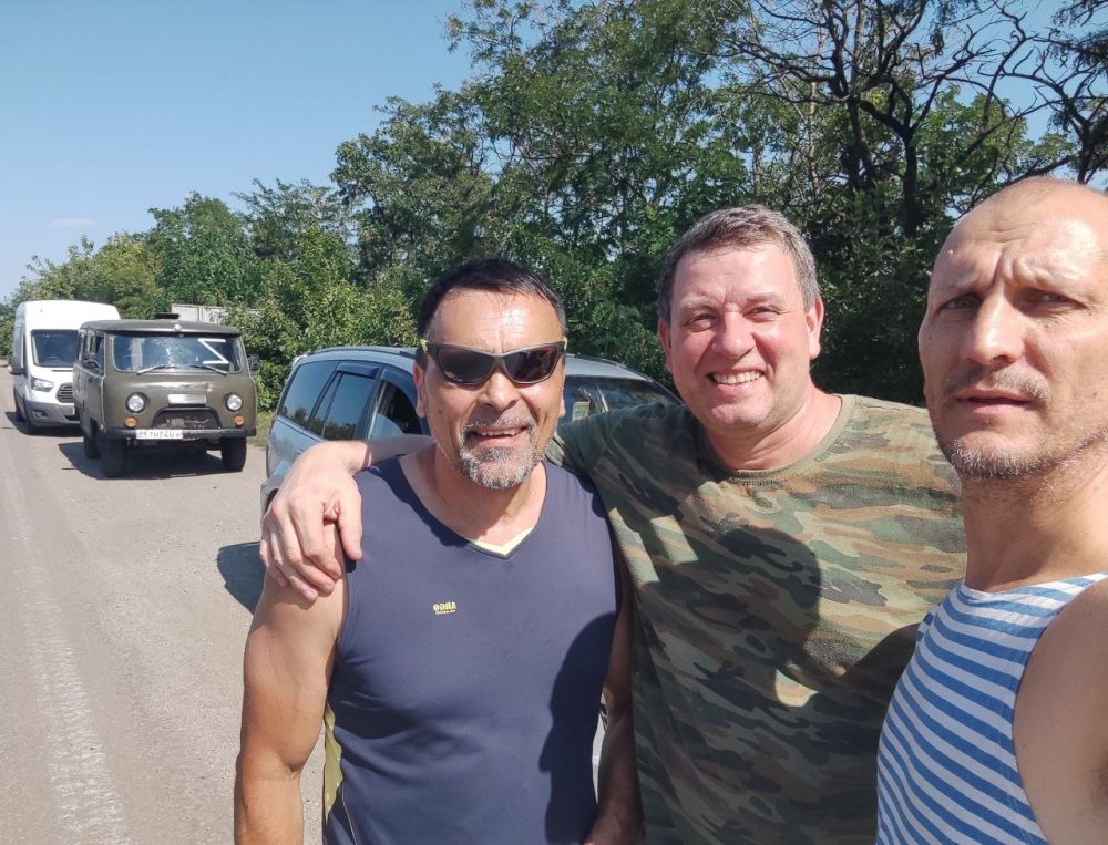 Олег Попов: Сегодня встретил представителей фонда "Суворов" и девятикратного Чемпиона мира по гиревому спорту с помощью для наших военных и гражданских