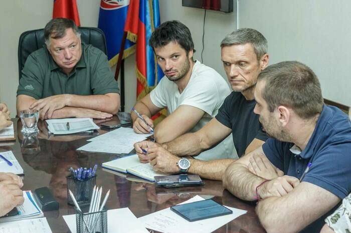 Правительство РФ рассмотрит возможность выделения дополнительных средств на дорожное строительство в ЛНР. Об этом сообщил вице-премьер РФ Марат Хуснуллин, который в ЛНР обсуждает реализацию программы социально-экономического развития новых регионов.