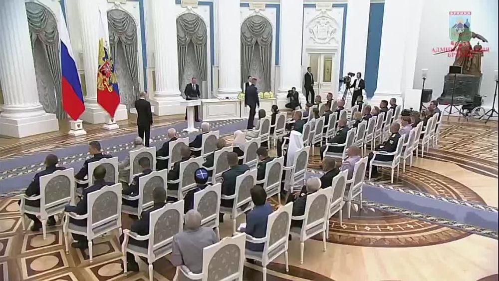 На минувшей неделе Президент России Владимир Путин присвоил брянковчанину, жителю жилмассива Краснополье Алексею Хименко звание Героя Российской Федерации