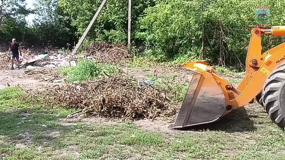 Специалисты муниципального унитарного предприятия "Комсервис" продолжают работы по ликвидации свалок в городе Брянка