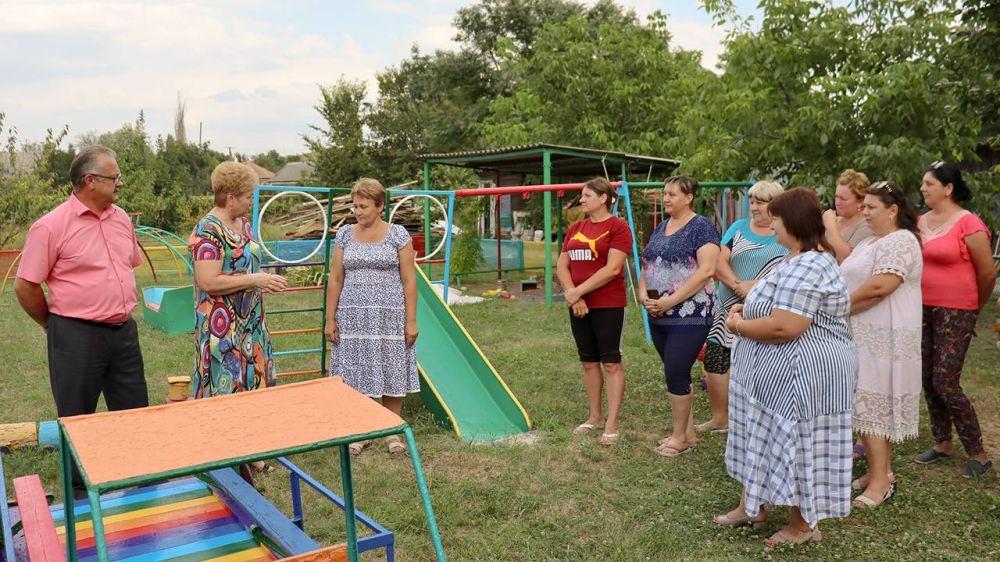 Ольга Бас: Вчера объехала три населенных пункта нашей Республики, чтобы ознакомиться с восстановлением школьных и дошкольных учреждений, пообщаться с родителями и представителями фирм-подрядчиков