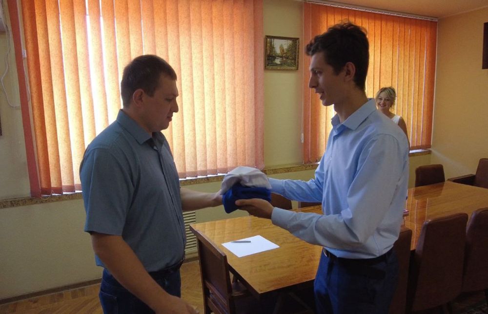 Глава Администрации города Брянки Евгений Морозов провел рабочую встречу с Председателем Совета Регионального Отделения Общероссийского общественно-государственного движения детей и молодежи "Движение Первых" в ЛНР Руялом Алиевым