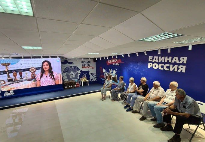 ЛНР. Ветераны волейбола пообщались с молодым поколением спортсменов на встрече в Луганске Чествование ветеранов...