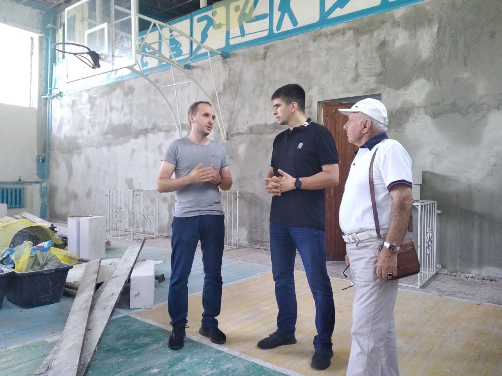 И.о. Министра спорта ЛНР Олег Шеренешев лично проинспектировал ход ремонтных работ на спортобъектах в Свердловске