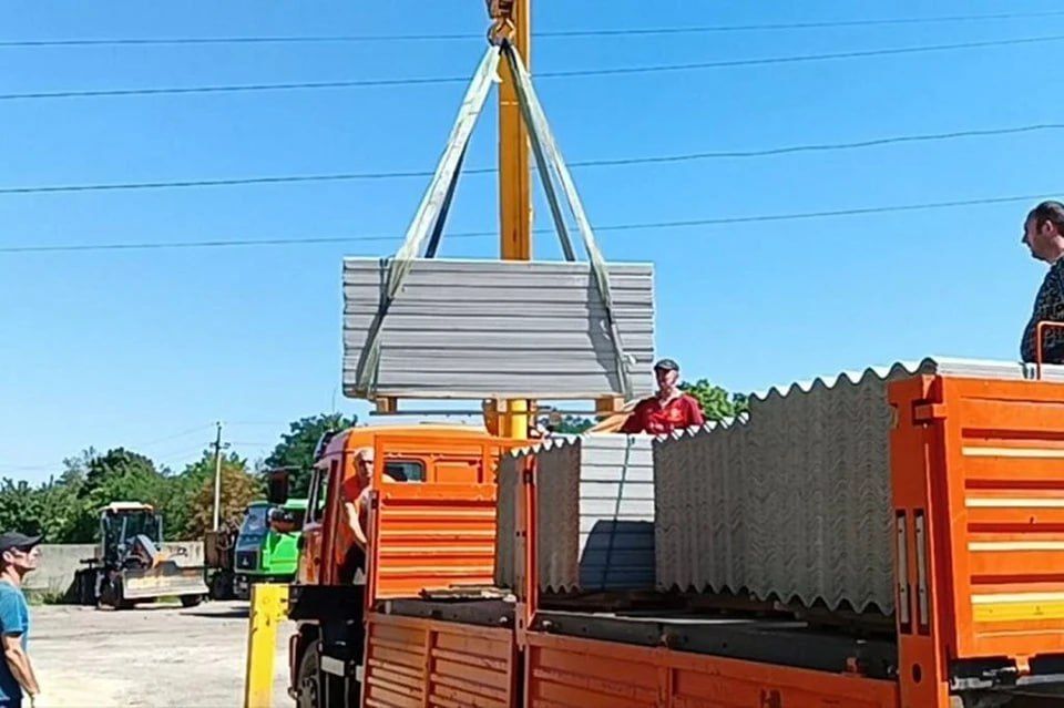 В Брянку доставили 1700 листов шифера для ремонтных работ