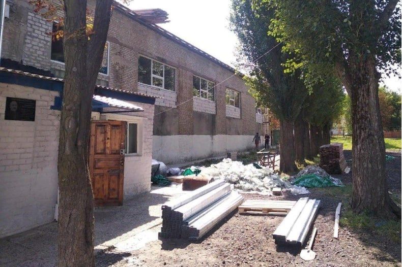 И.о. Министра спорта ЛНР Олег Шеренешев проинспектировал ход ремонтных работ на спортобъектах в Свердловске