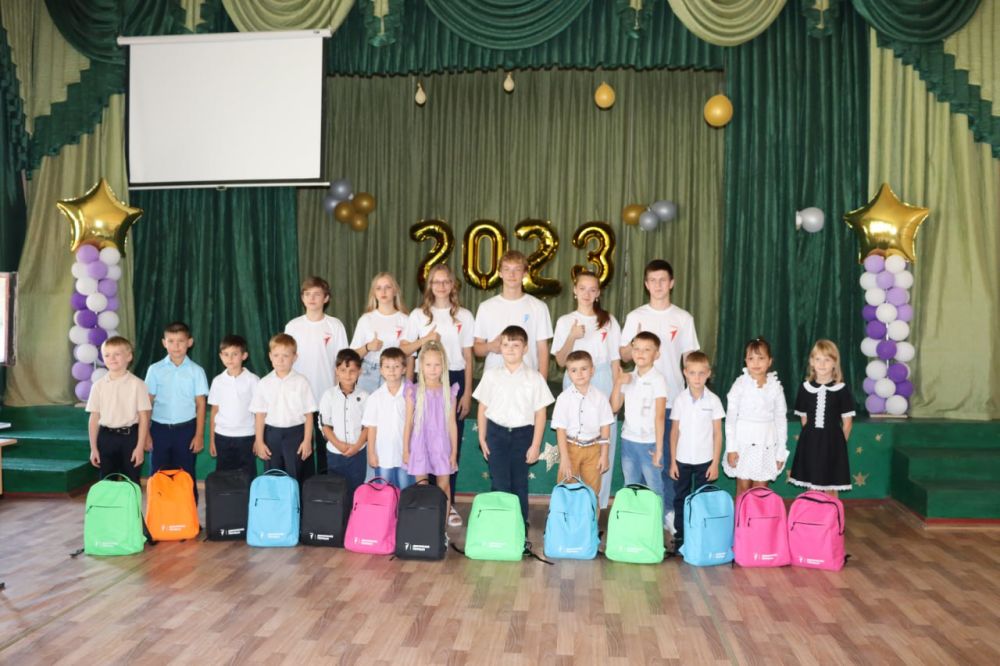 Первоклассники Стаханова получили рюкзаки и школьные наборы от «Движения Первых»