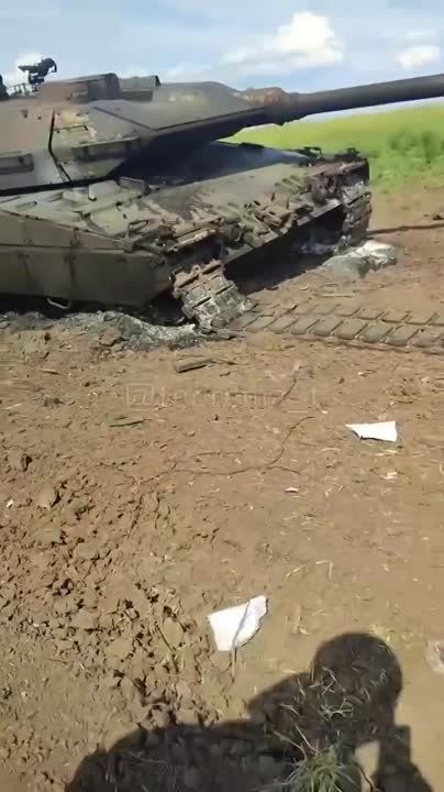 Олег Попов: Подборка уничтоженной техники ВСУ. На первом видео — сгоревший немецкий танк "Леопард"