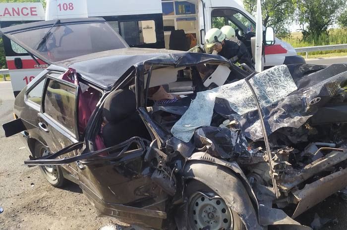 Семнадцатилетняя девушка получила тяжелую травму, 47-летний водитель погиб, еще два человека пострадали в результате...