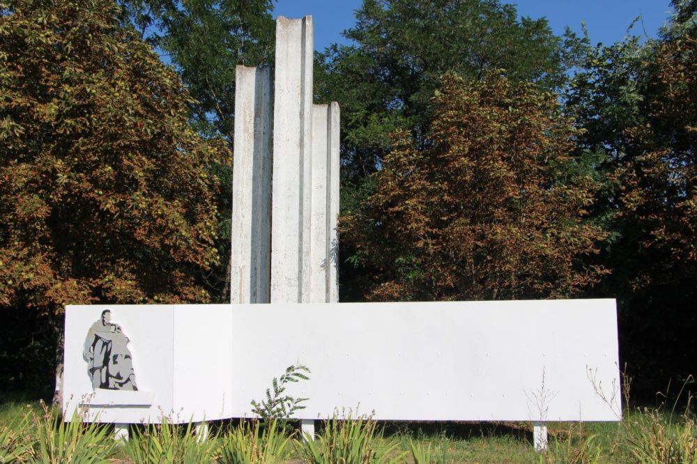 Облагораживание территории, при содействии ВПП "ЕДИНОЙ РОССИИ" на въезде в пгт Меловое