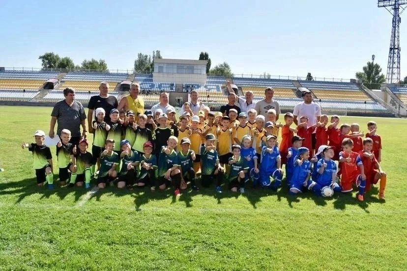 19 августа под эгидой проекта «Детский Спорт» партии «Единая Россия» при поддержке Министерства спорта ЛНР и «Спорт для всех» прошел детский футбольный турнир по 2015 году рождения, приуроченный к празднику День физкультурника