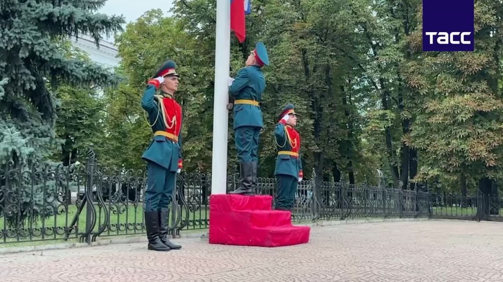 Церемония поднятия государственного флага РФ на главный флагшток ЛНР прошла на площади Героев Великой Отечественной в Луганске, передает наш корреспондент с места событий