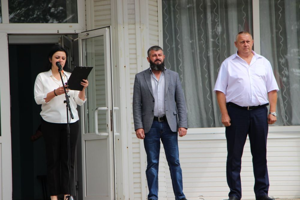 Торжественное понятие флага Российской Федерации Юнармейцами Меловского района