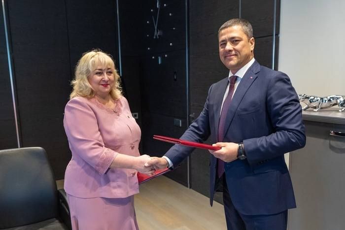 И.о. заместителя вице-премьера ЛНР Светлана Малахова и губернатор Псковской области Михаил Ведерников подписали договор о...