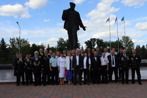 Жители Стаханова накануне Дня города возложили цветы к памятнику легендарному шахтеру