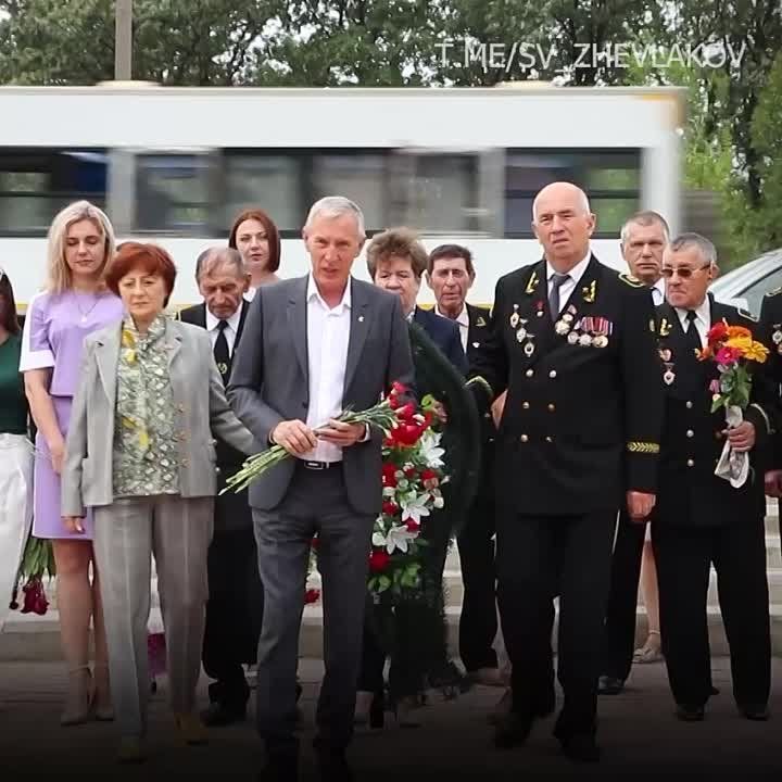 В 215-ю годовщину города трудового рекорда – Ирмино и День шахтера с почетными шахтерами власти и общественники возложили цветы к памятному знаку творцам стахановского движения