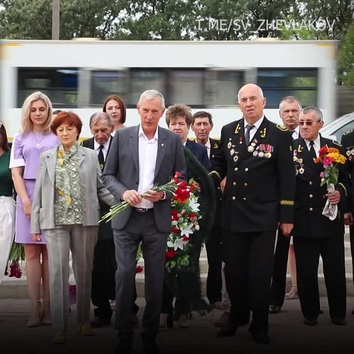 Сергей Жевлаков: Сегодня, в 215-ю годовщину города трудового рекорда – Ирмино и День шахтера с почетными шахтерами возложили цветы к памятному знаку творцам стахановского движения