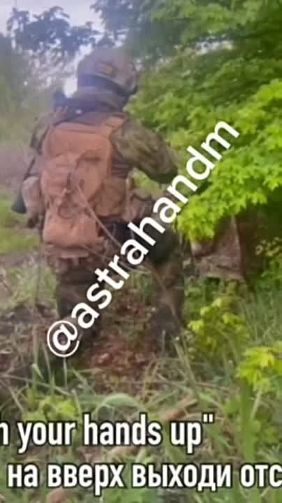 Олег Попов: Видео с той стороны.. Англоязычные наёмники пытались взять пленных, а в итоге вынуждены спасаться бегством. На предложение сдаться русский солдат отвечает "сами сдавайтесь"