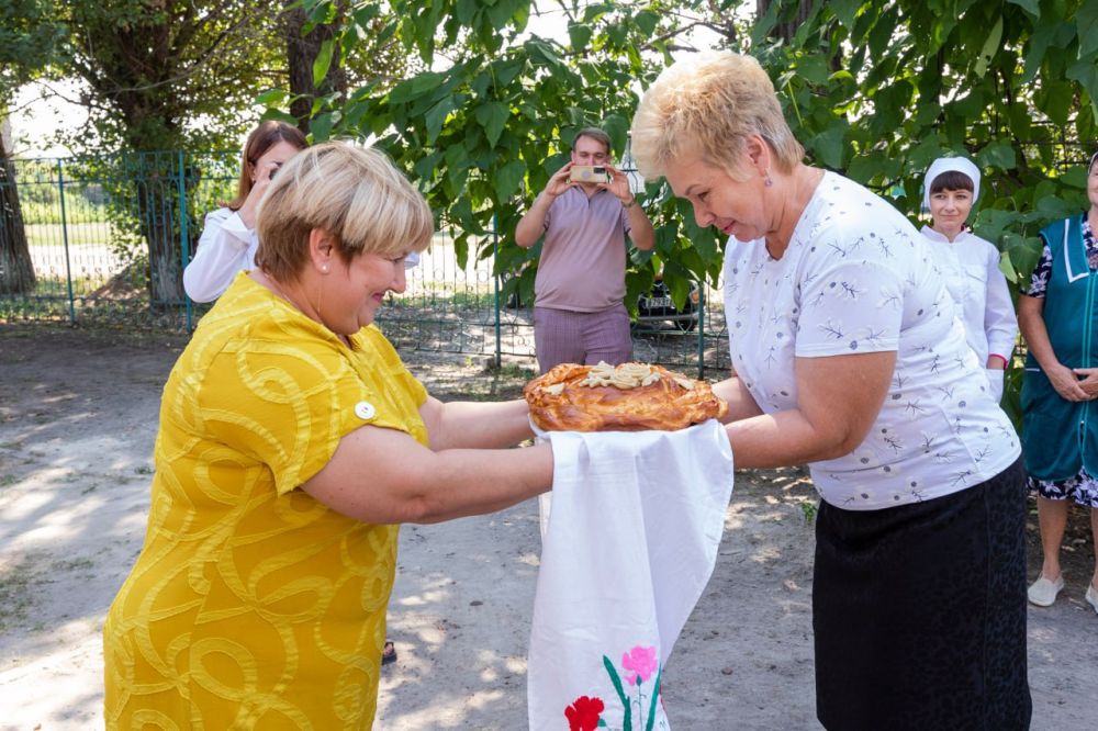 Ольга Бас: Хлеб-соль, перерезание ленты, песни и стихи в благодарность Тамбовской области: сегодня в образовательных учреждениях сел Райгородка и Бахмутовка Новоайдарского района открывали пищеблоки и столовые