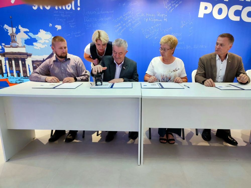 Виктор Водолацкий: В Штабе общественной поддержки «Единой России» прошло торжественное мероприятие, посвященное гашению государственного знака почтовой оплаты «Луганск город трудовой доблести» в котором принял участие