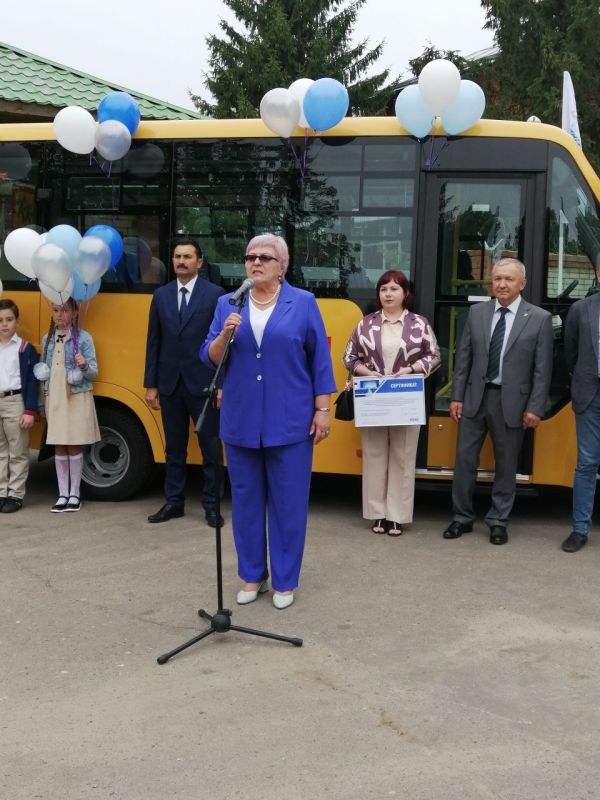 «Газпром трансгаз Москва» передал ЛСШ №56 новый школьный автобус