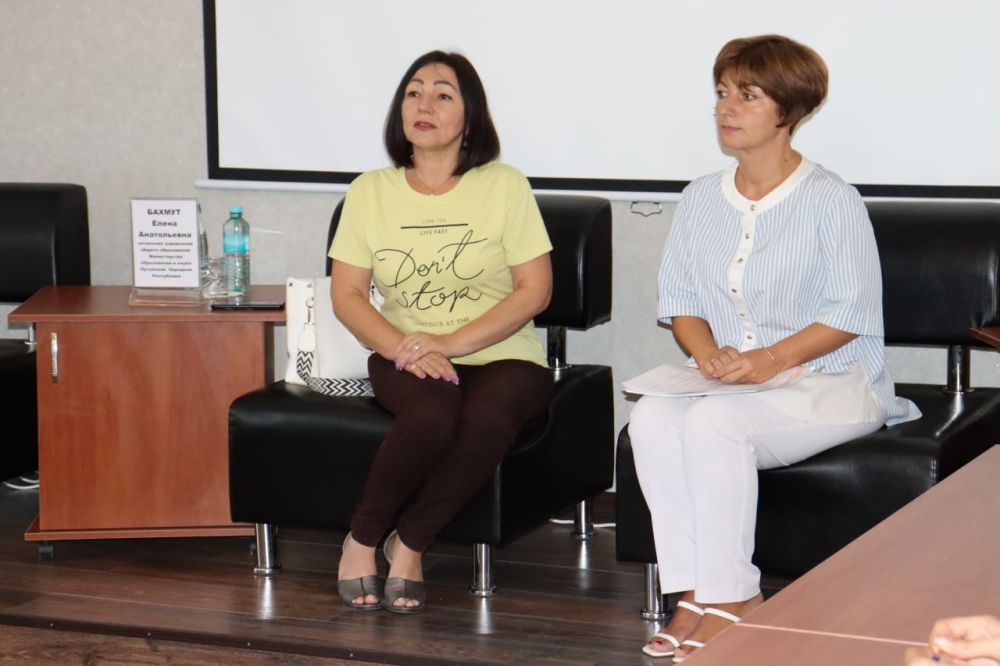 В преддверии нового учебного года состоялось общегородское родительское собрание при участии начальника управления общего образования Министерства образования и науки ЛНР Елены Бахмут