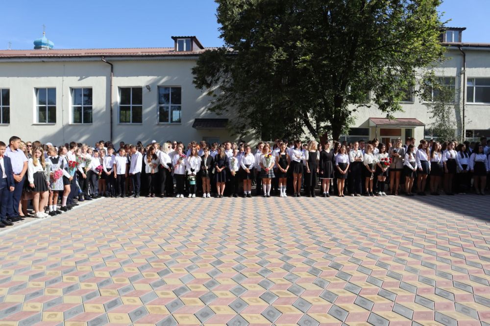 В Беловодскую школу №1 на торжественную линейку пришли депутат Госдумы РФ Олег Иванинский, Советник губернатора...