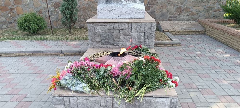 � ����������� ������ ������ � 80-����� ������������ ������ �� �������-���������� �����������