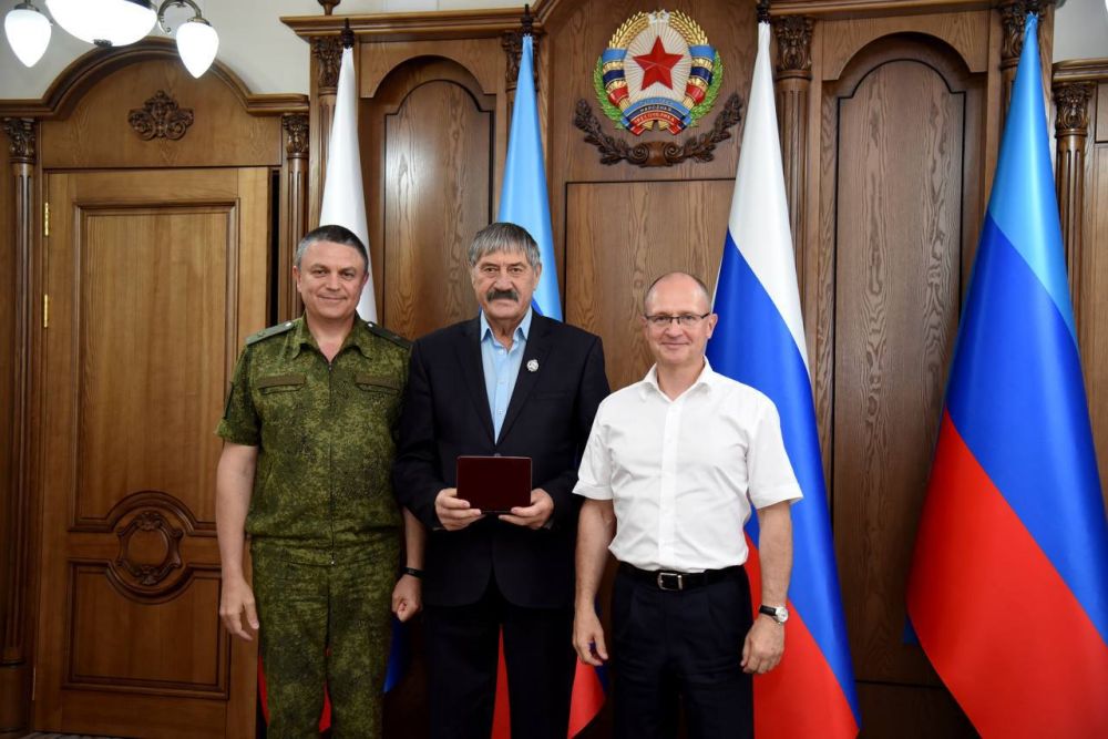 Первый заместитель руководителя Администрации Президента России Сергей Кириенко и временно исполняющий обязанности Главы...