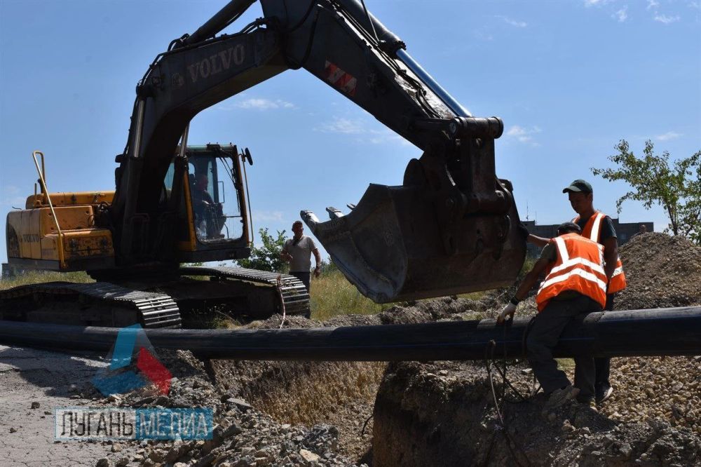 Евгений Морозов: 1. Оба водовода по микрорайону Тополь смонтированы. По "1-му" Тополю уже введен в эксплуатацию. По "2-му" - опрессован и подготовлен к запуску. В планах запустить его в ближайшее время о чем обязательно расскажу здесь