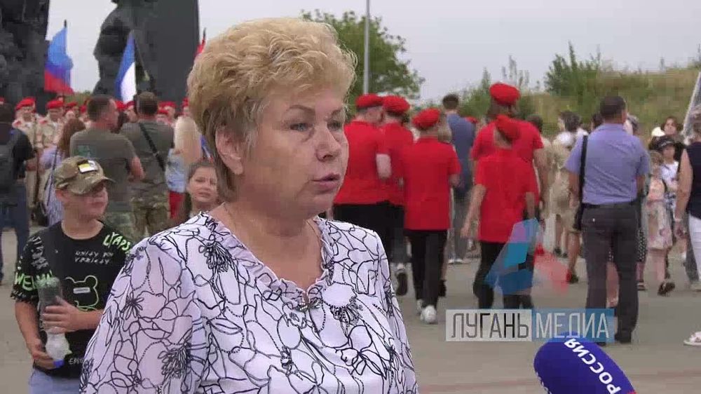 В день освобождения Ворошиловградской области от немецко-фашистских захватчиков, в ряды всероссийского детско-юношеского военно-патриотического движения вступили более 300 ребята из 11 отрядов ЛНР