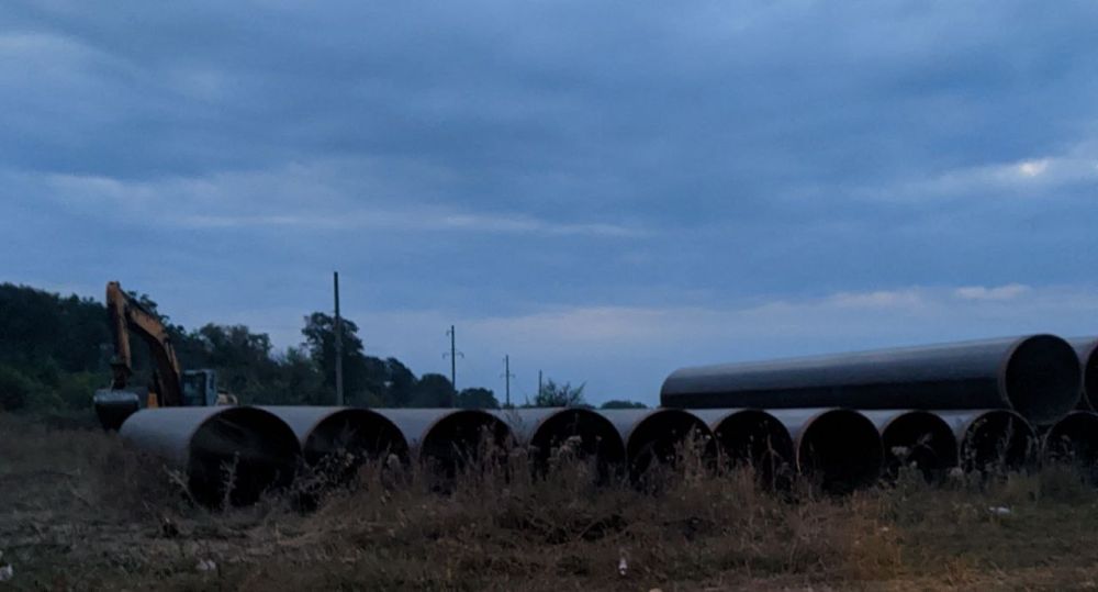 Евгений Морозов: 3. Сегодня вечером проехал вдоль заменяемого участка магистрального водовода 1200 мм. Материалы завезены, работы ведутся