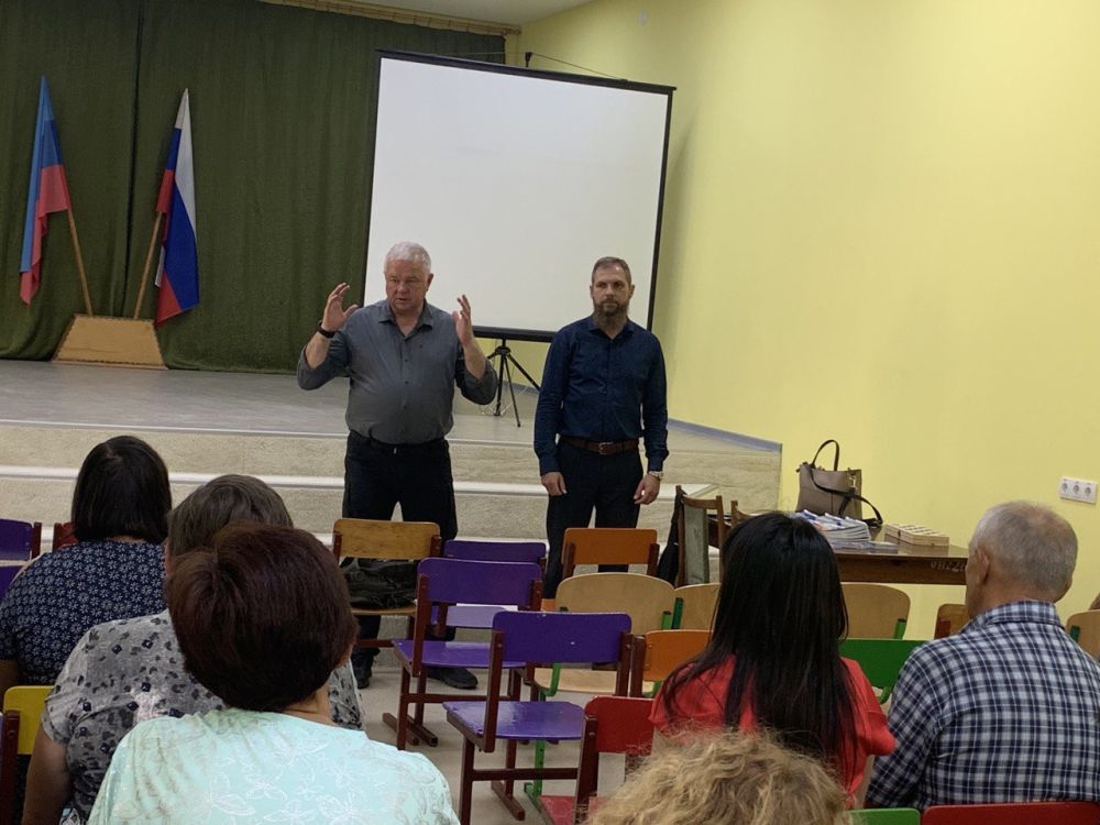 Депутат Госдумы Олег Иванинский с депутатом Народного Совета ЛНР Дмитрием Кукарским встретились с населением Беловодского района в селе Евсуг