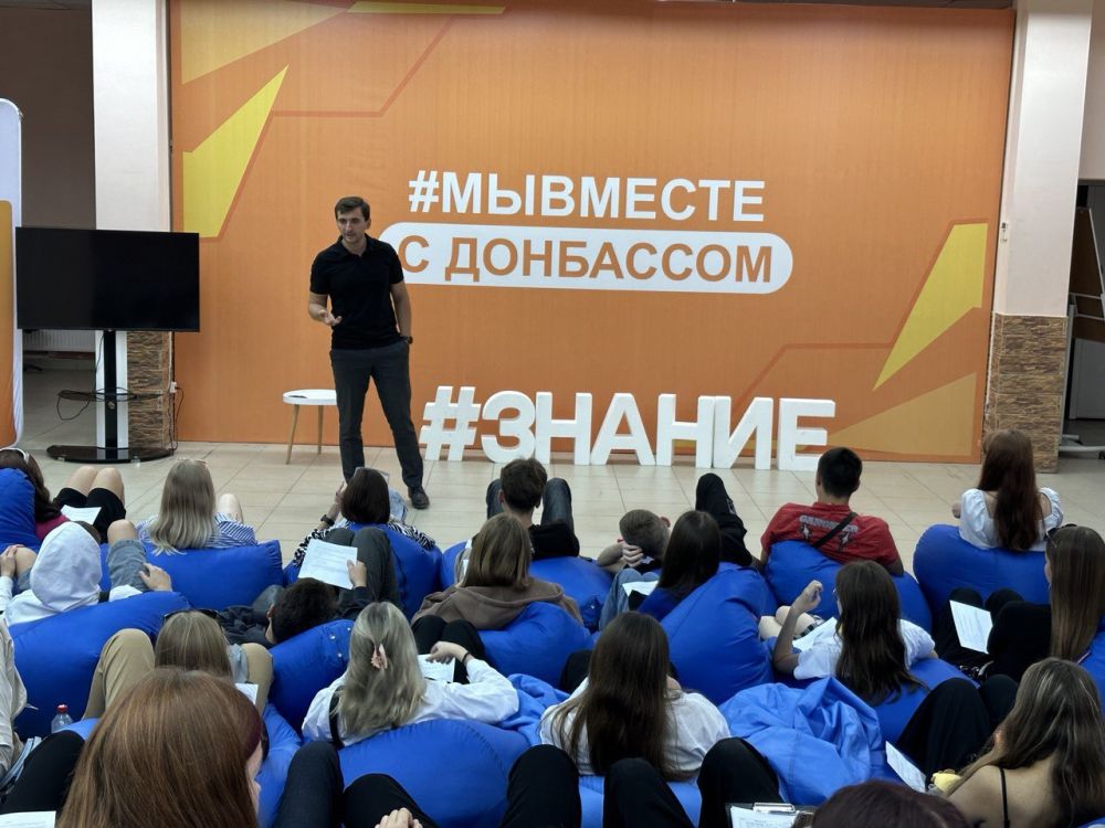 Обучающиеся Краснолучского учебно-воспитательного комплекса №5 «Перспектива» и Краснолучской гимназии №1 посетили открытый лекторий российского общества «Знание»