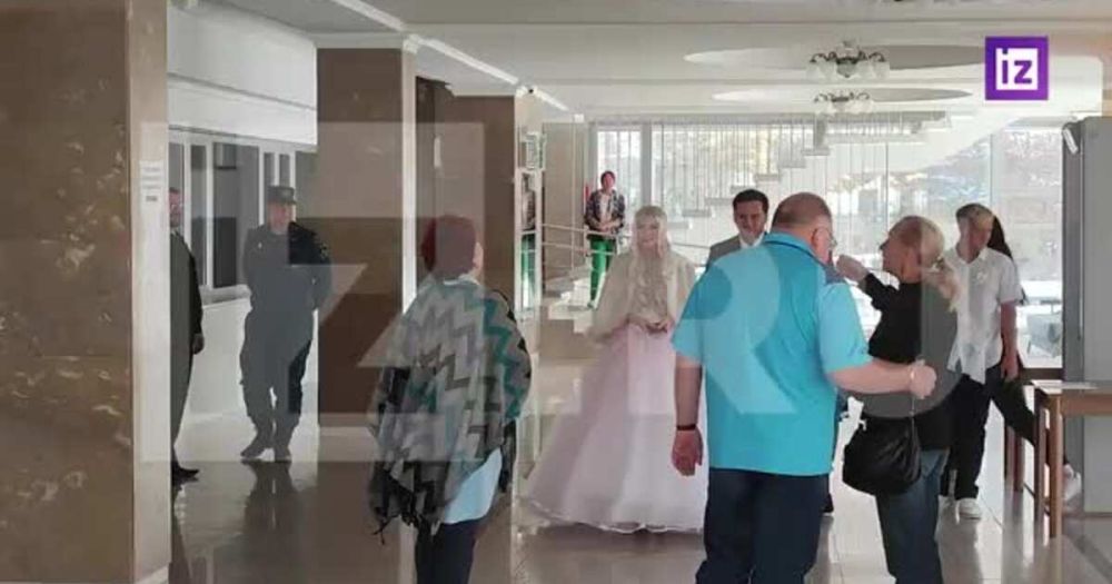 В Луганске молодожены прямо из ЗАГСа приехали на избирательный участок