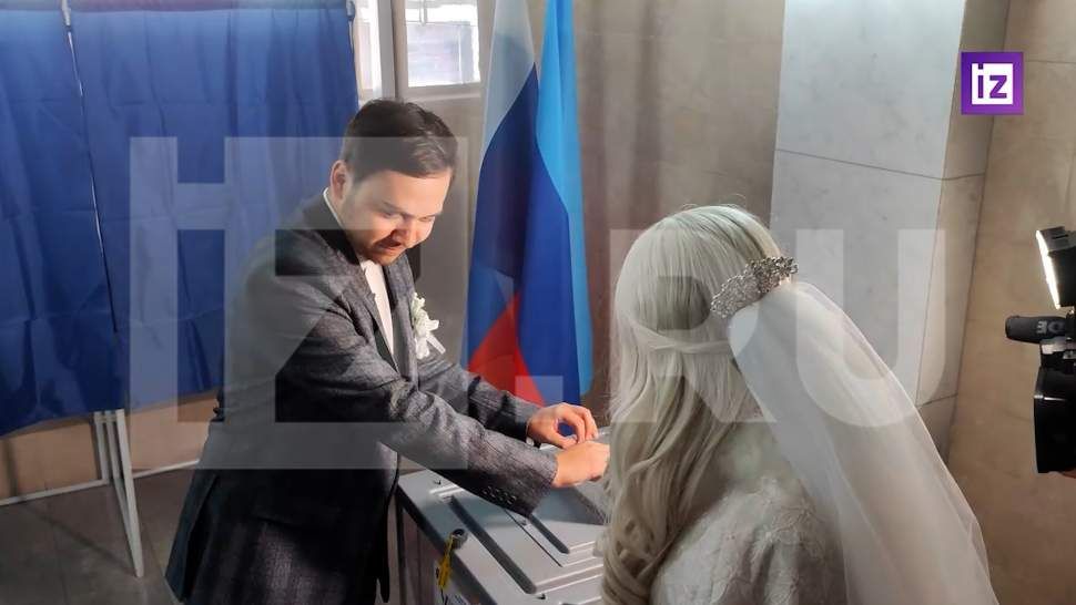 В Луганске молодожены приехали на избирательный участок прямо из ЗАГСа
