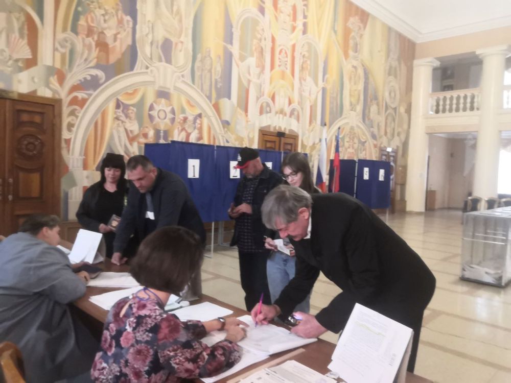 Михаил Голубович проголосовал на избирательном пункте в родном театре