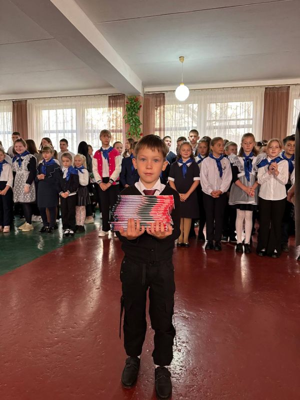 11 сентября в Краснолучской школе №4 состоялось торжественное поднятие Государственного флага и исполнение Государственного гимна Российской Федерации и Луганской Народной Республики