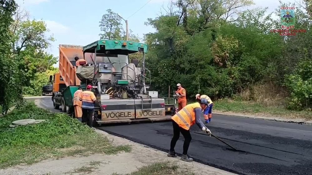 При содействии партии "Единая Россия" в Брянке продолжаются работы по ремонту дорожного покрытия