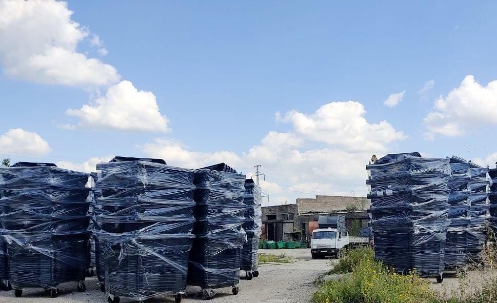 В Республику поступило 1674 контейнера, 215 бункеров и 6 спецмашин для вывоза твердых коммунальных отходов